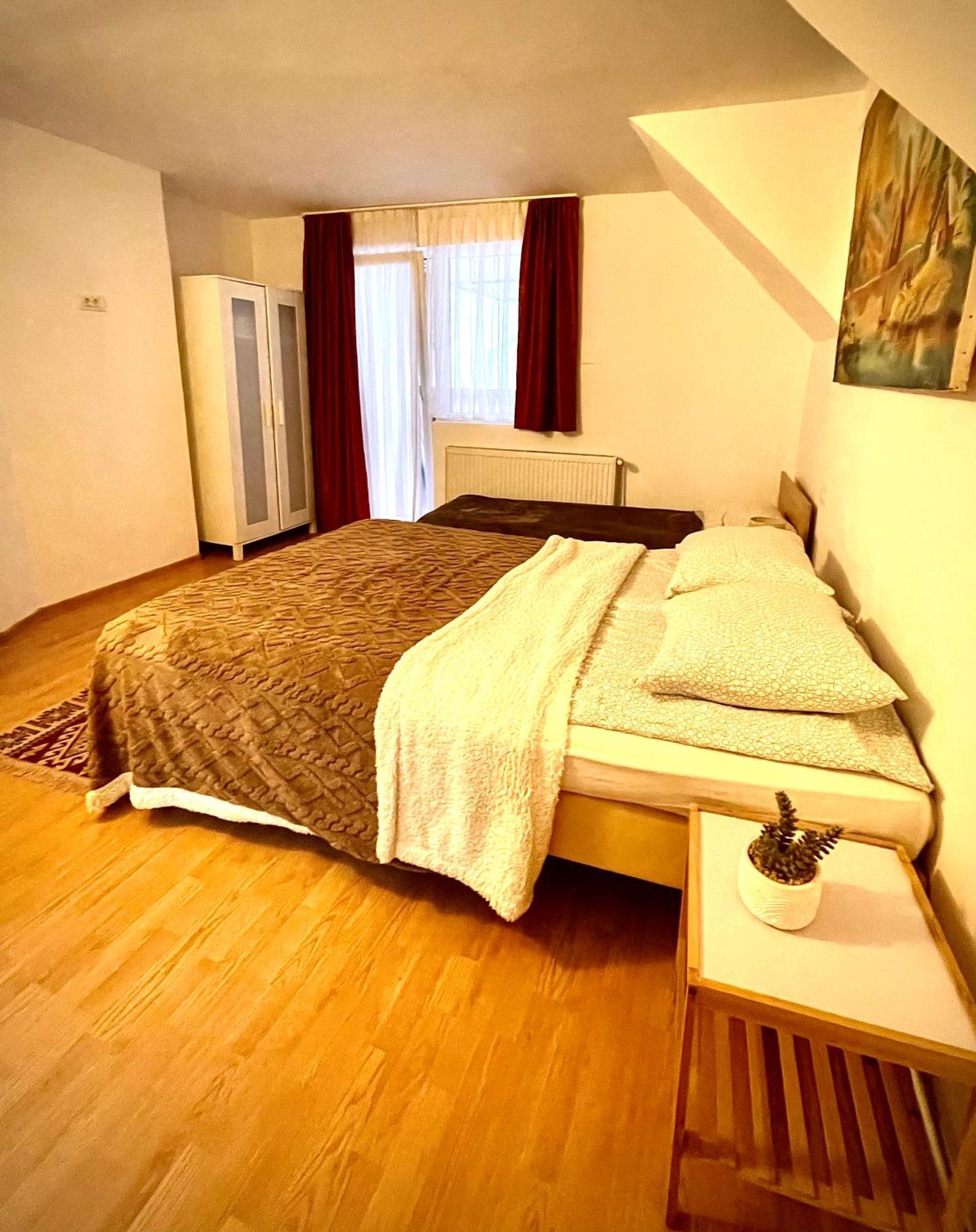 Cameră triplă cu balcon